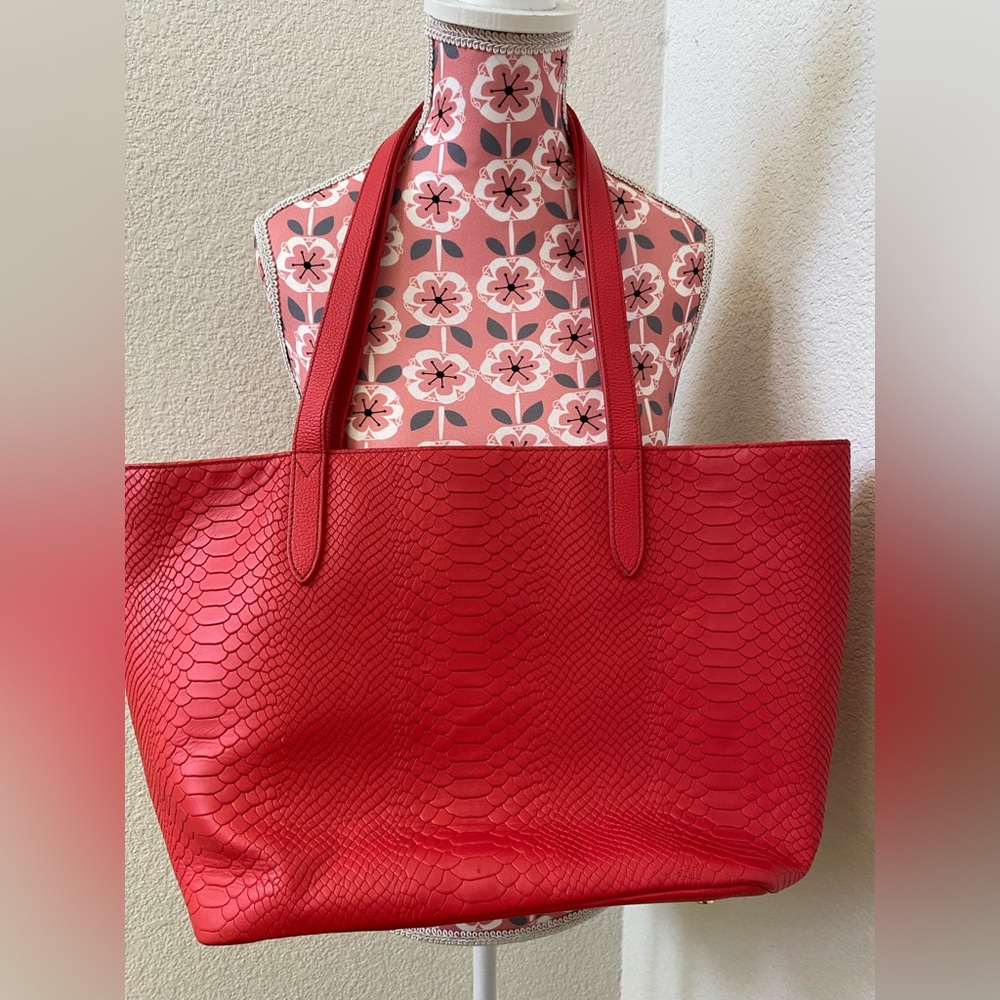 Tomato red croco textured leather tote